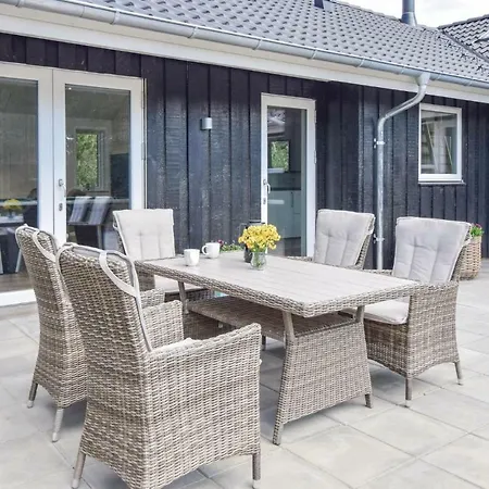 Five Bedroom Holiday In Blavand