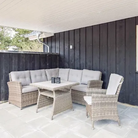 Five Bedroom Holiday In Blavand