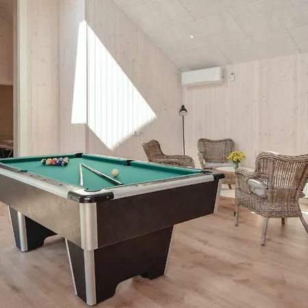 Five Bedroom Holiday In Blavand